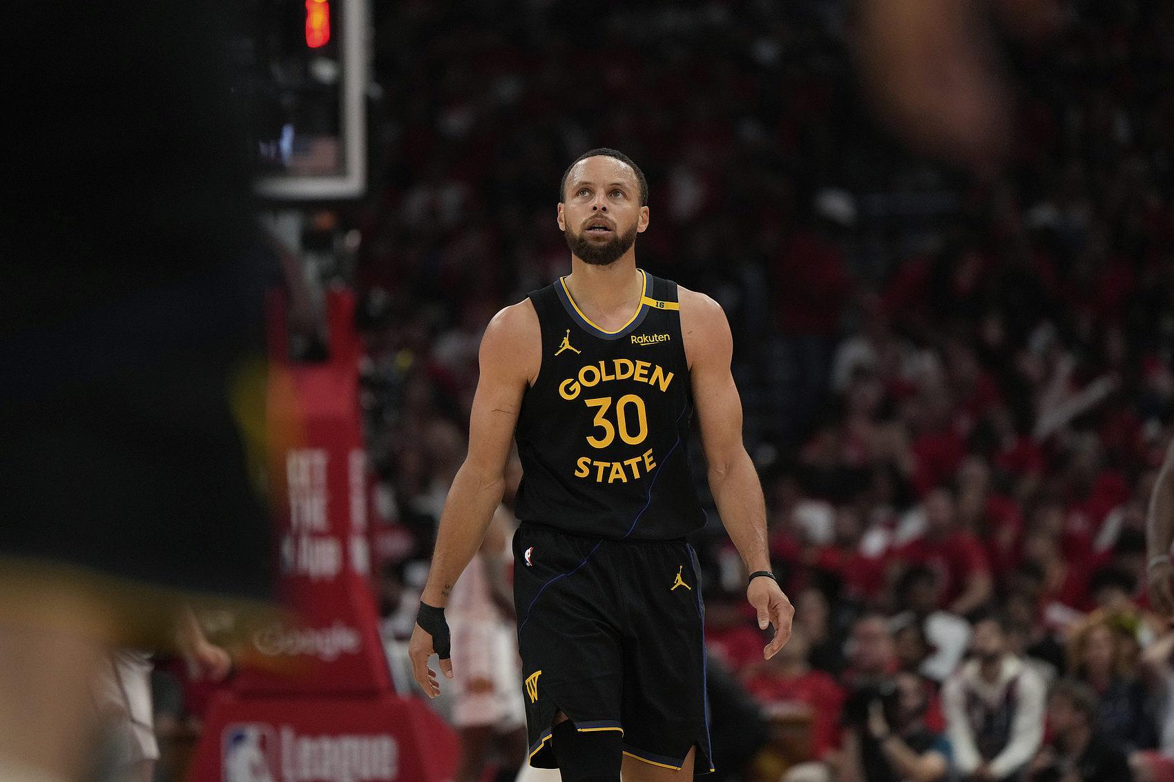 库里谈73胜丢冠：骑勇都应该感激有争冠机会 这是一次很好的教训